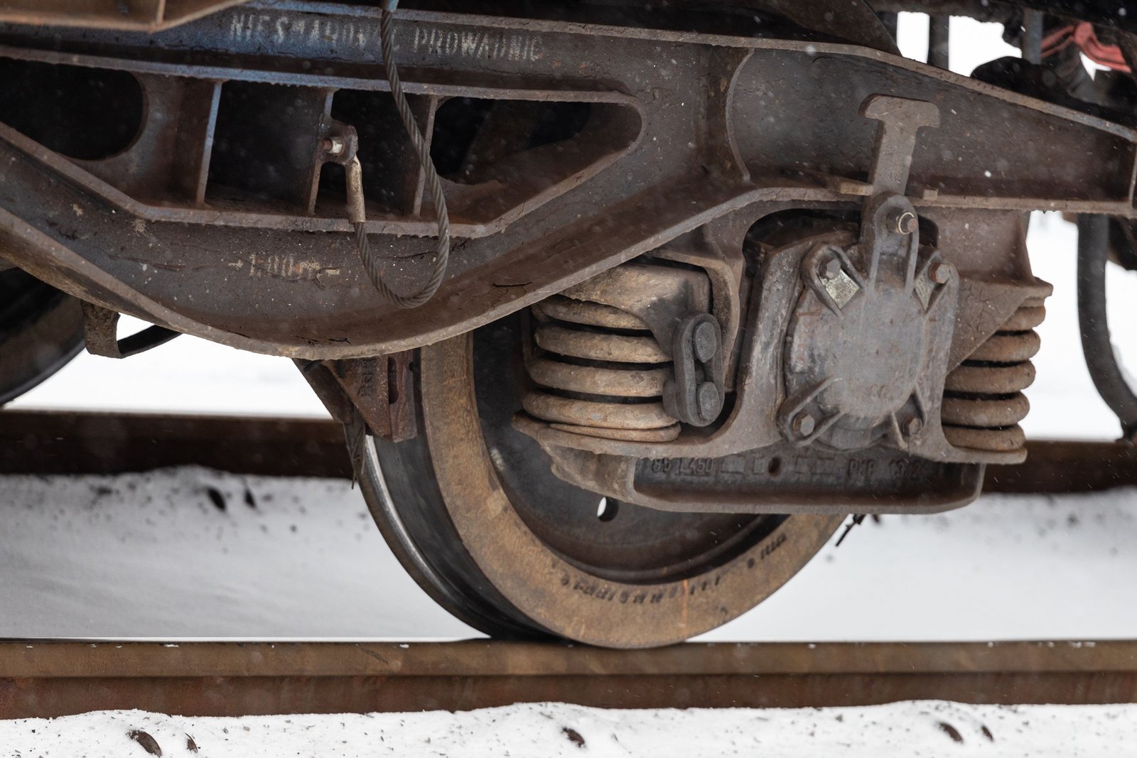 Contatto ruota-rotaia: cerchione di una ruota ferroviaria sulla rotaia