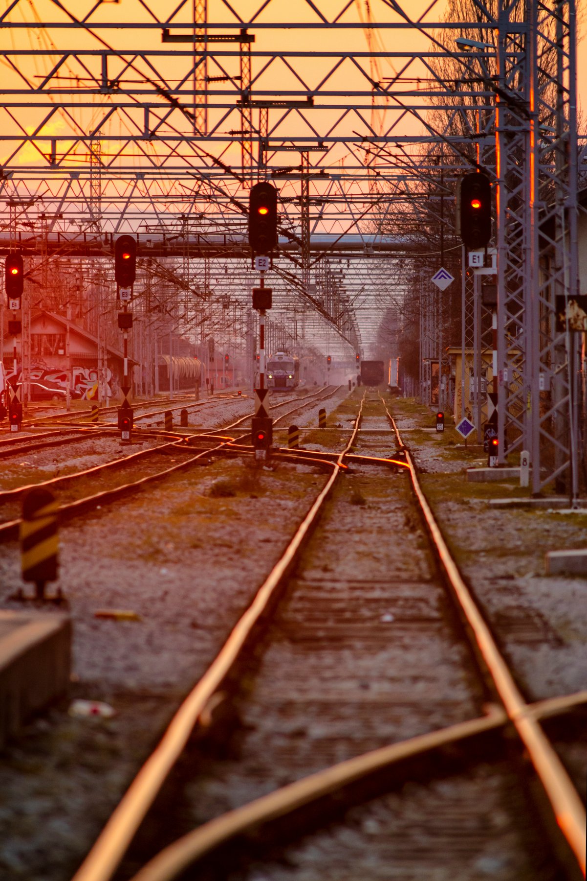 Segnali ferroviari e infrastruttura di linea al tramonto