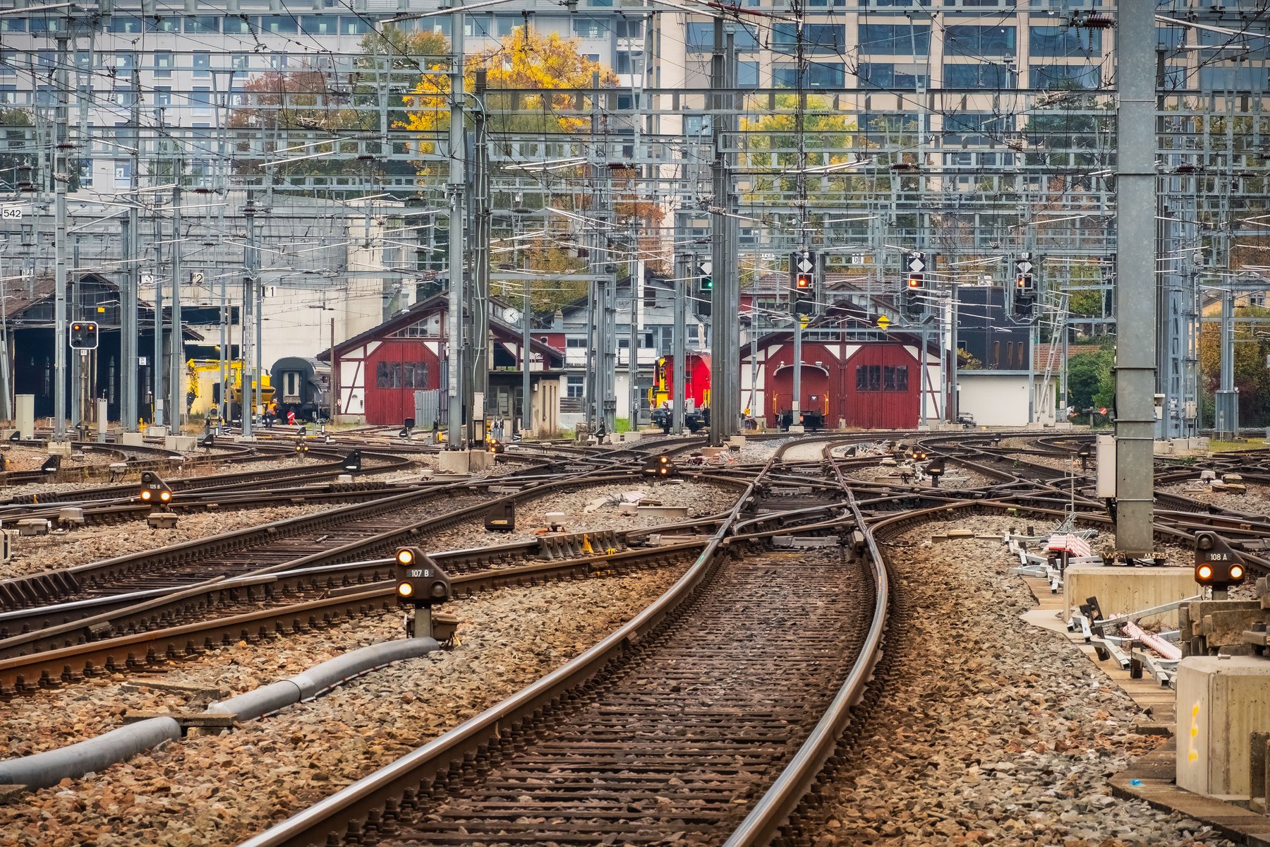 Fascio di binari e scambi in una stazione ferroviaria