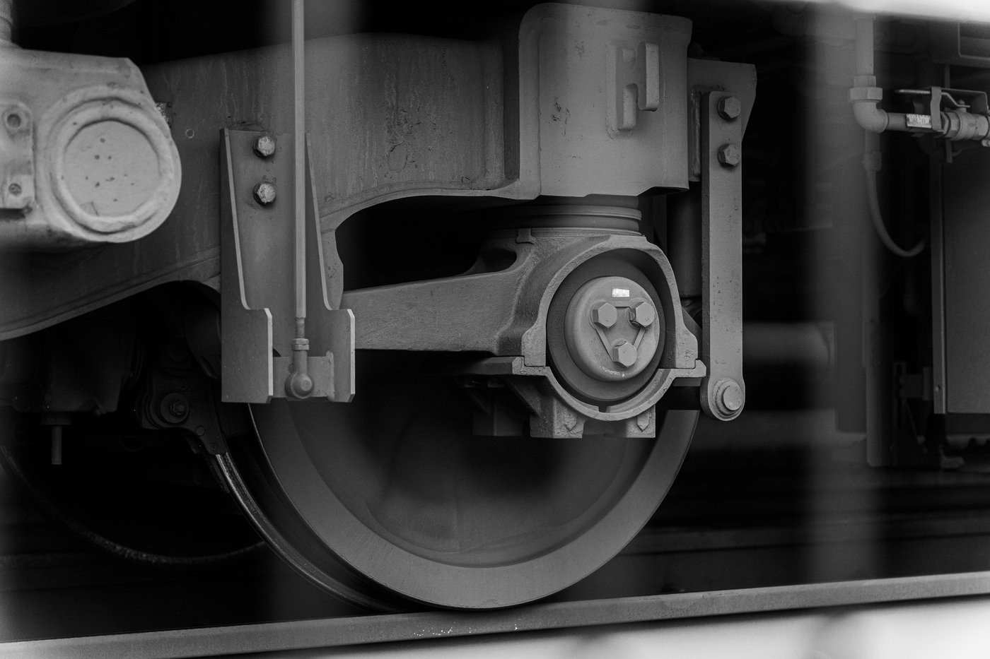 Ruota e sospensioni di un carrello ferroviario sul binario