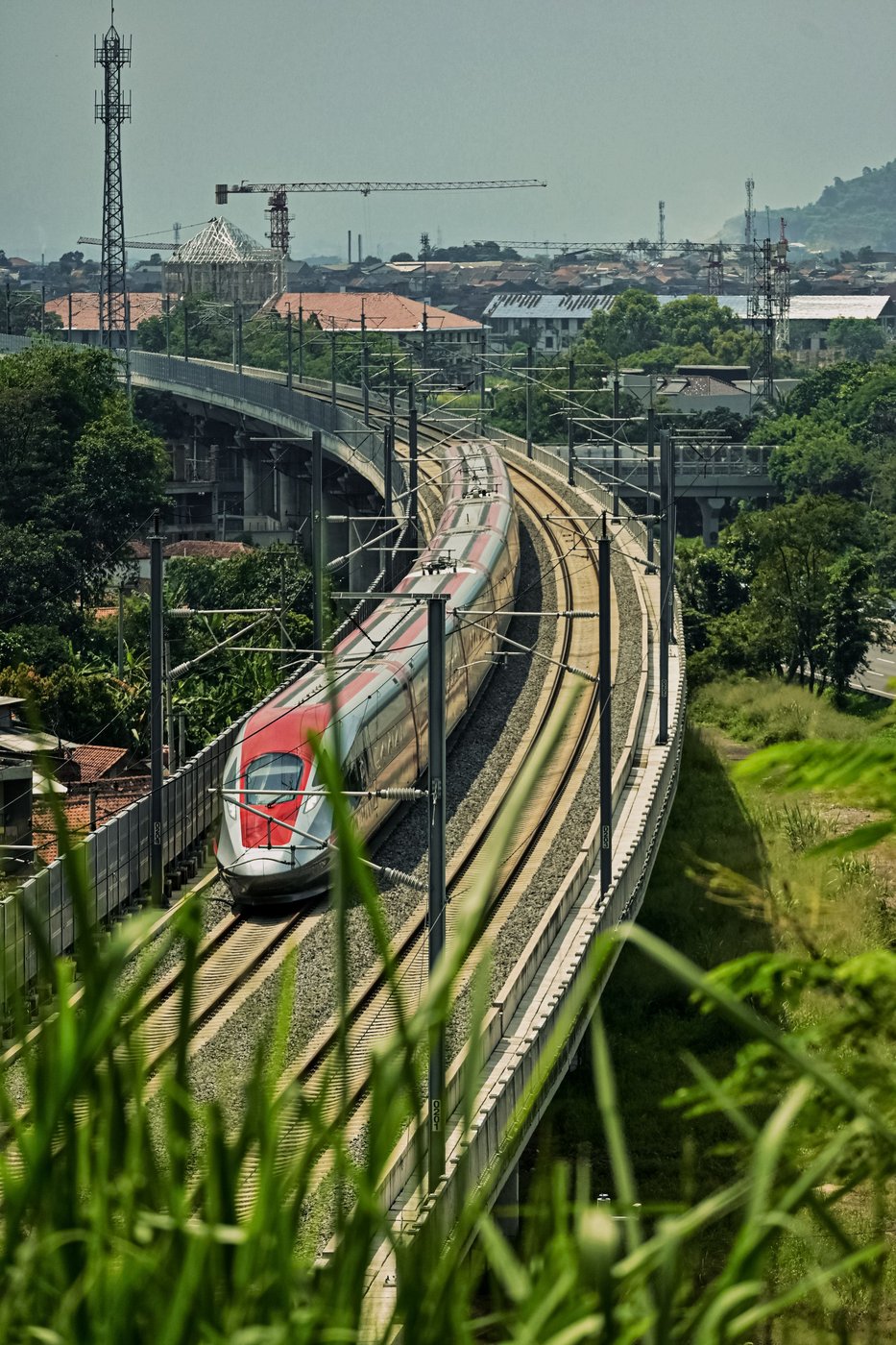 Treno ad alta velocità su viadotto sopra l'acqua