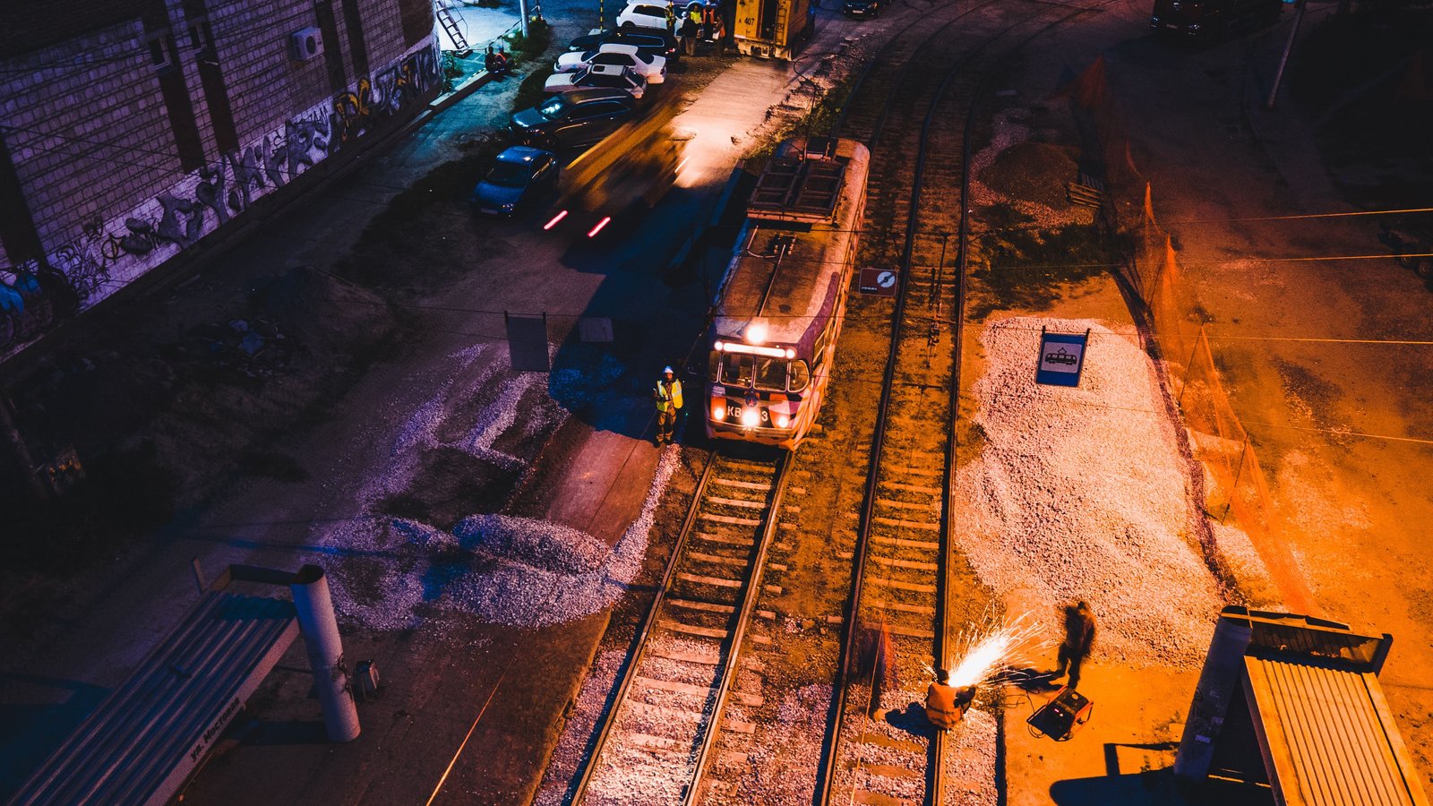 Lavori notturni di saldatura alluminotermica sull'armamento