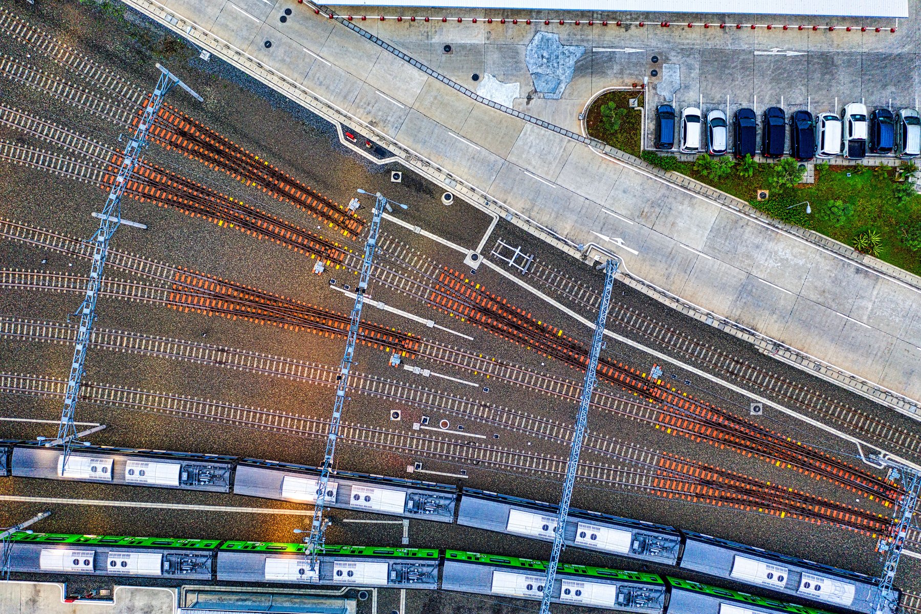Vista aerea di binari e scambi ferroviari
