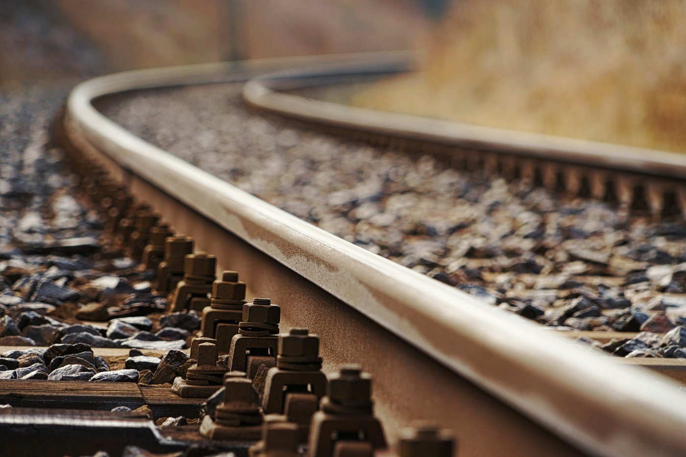 Rotaia in curva: la sopraelevazione ferroviaria si sviluppa lungo tutta la curva